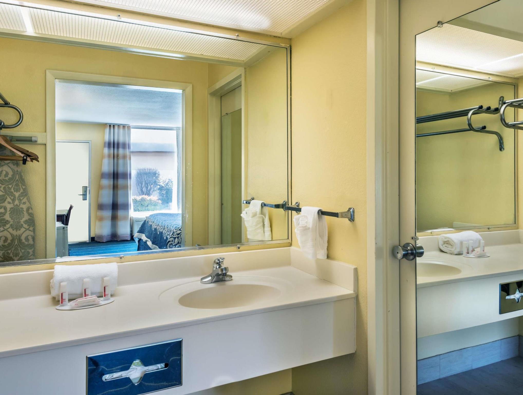 Days Inn By Wyndham South Hill Ngoại thất bức ảnh