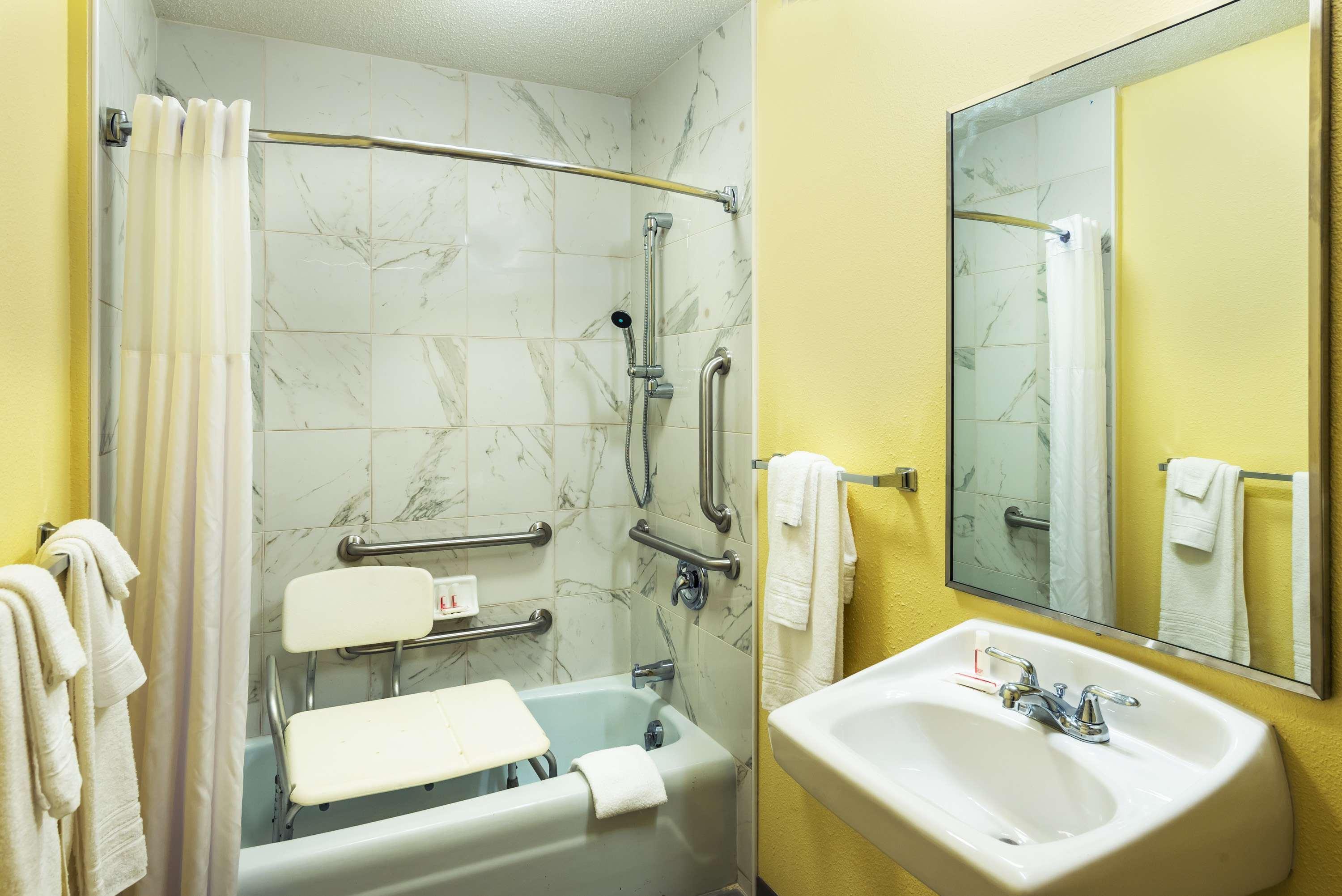 Days Inn By Wyndham South Hill Ngoại thất bức ảnh